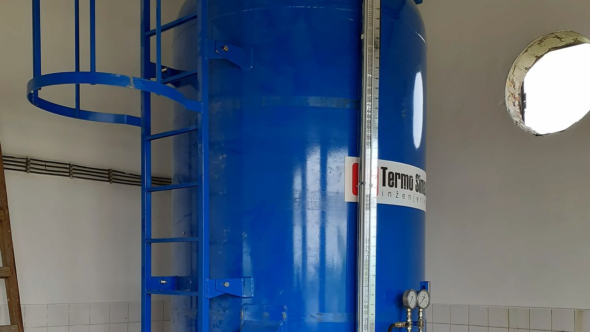Plava PUP posuda sa kavezom merdevina, merilom nivoa i manometrima u pumpnoj stanici