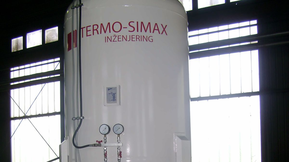 Bela membranska posuda sa natpisom Termo-Simax Inženjering i manometrima u proizvodnoj hali